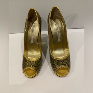 Cynthia Vincent Gold leather Patterned Peep-Toe Heels